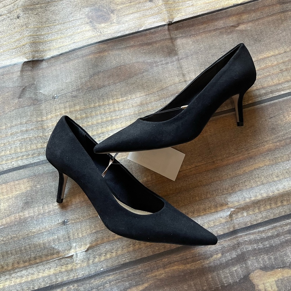 H & M black faux suede pumps